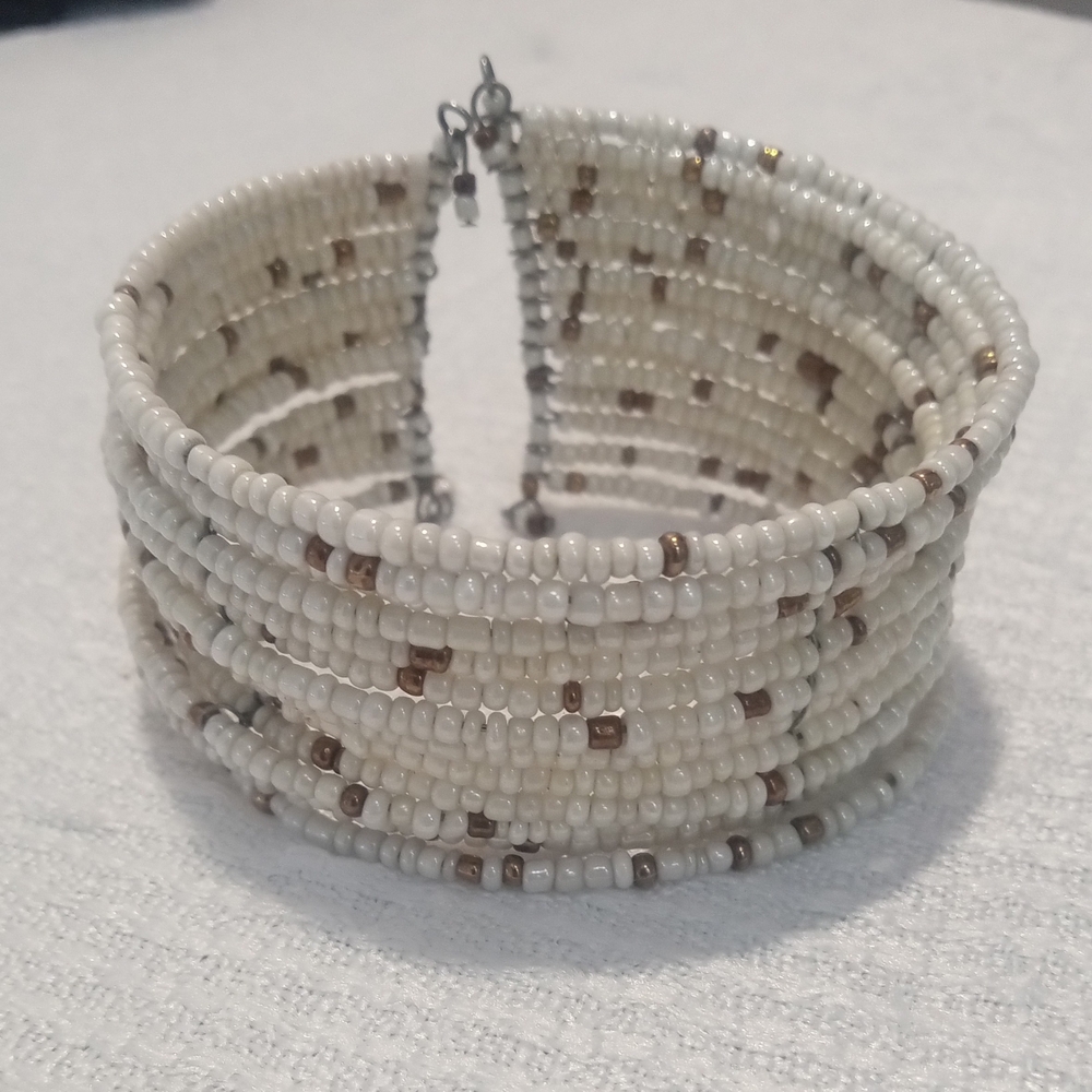 Elegant Beaded Bracelet in Cream and Brown